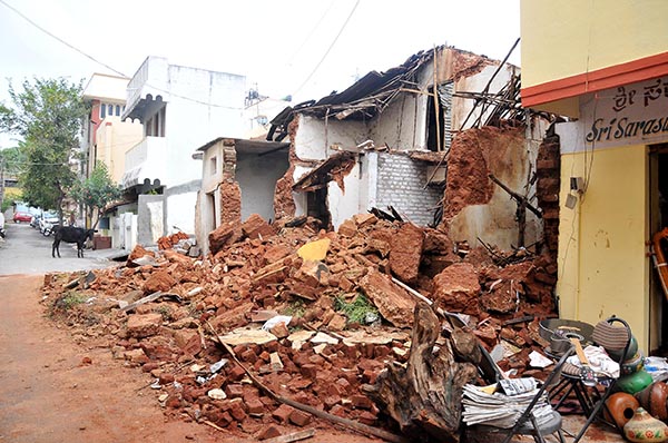 ಸತತ ಸುರಿದ ಭಾರೀ ಮಳೆಯಿಂದ ಕುಸಿದ ಗೋಡೆ: ಪ್ರಾಣಾಪಾಯದಿಂದ ಮನೆ ಮಂದಿ ಪಾರು